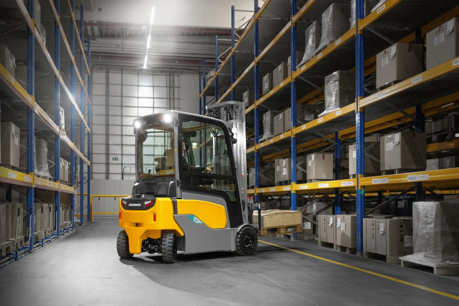 Jungheinrich-Elektrostapler EFG 320i in einem Regallager