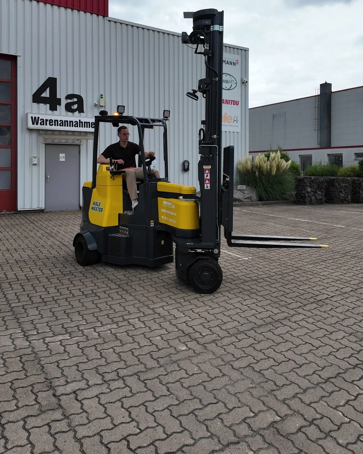 Aisle Master vor der HERBST-Halle 4a in Braunschweig