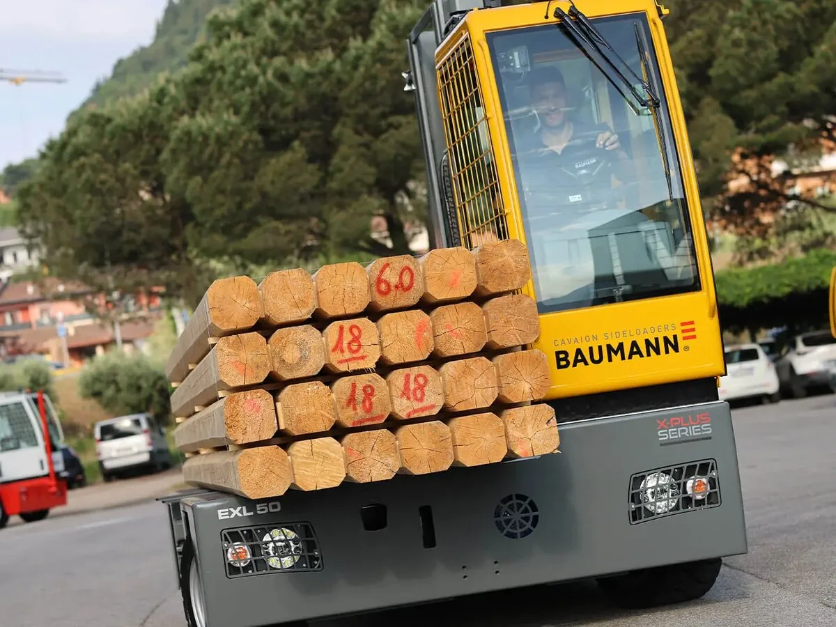 Baumann-Elektro-Seitenstapler mit Holz