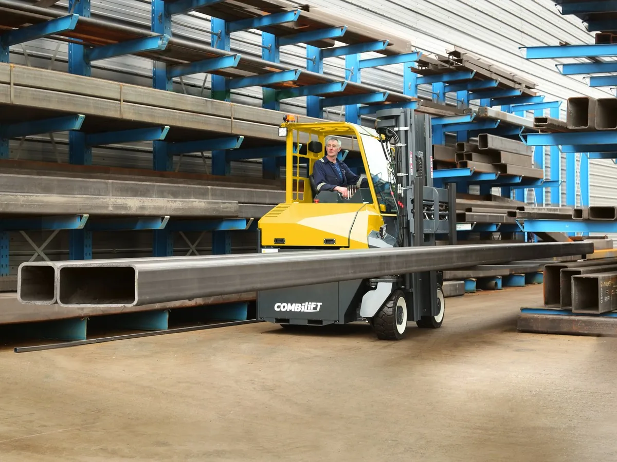 Combilift-Stapler mit langen Stahlprofilen im Kragarmlager