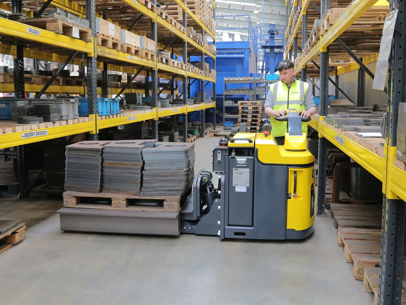 Combilift-Elektro-Hubwagen mit Stahlplatten im Regallager