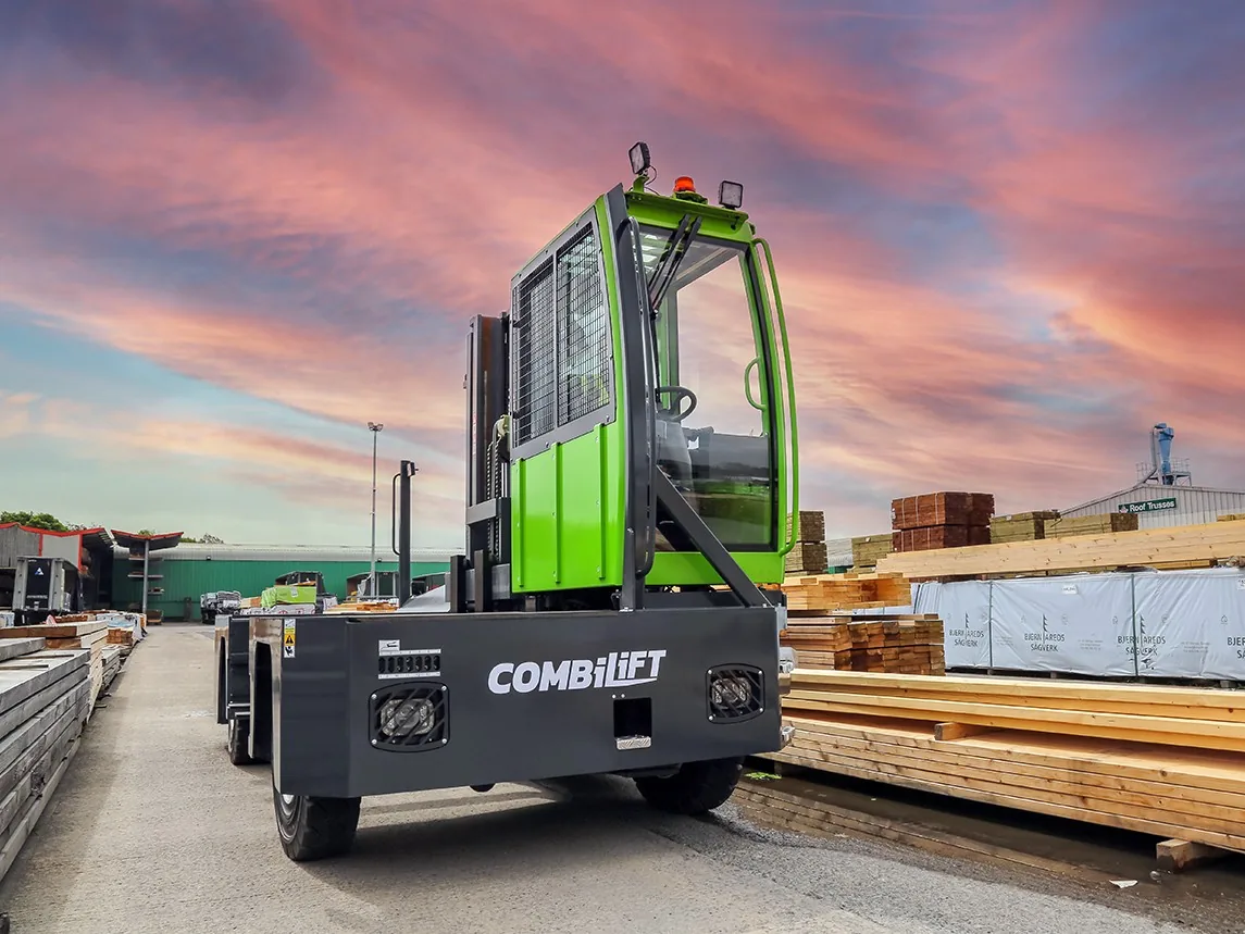 Combilift-Seitenstapler auf einem Holzlagerplatz
