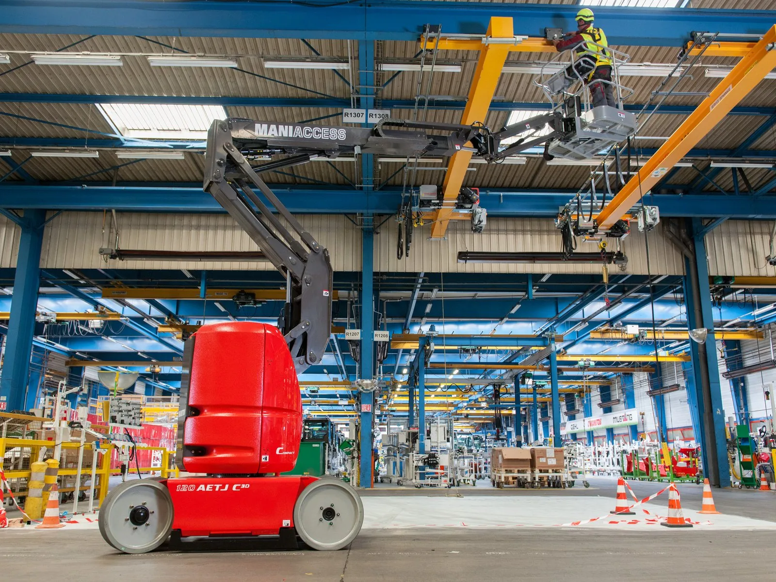 Manitou-Arbeitsbühne 120 AETJ C in einer Werkhalle