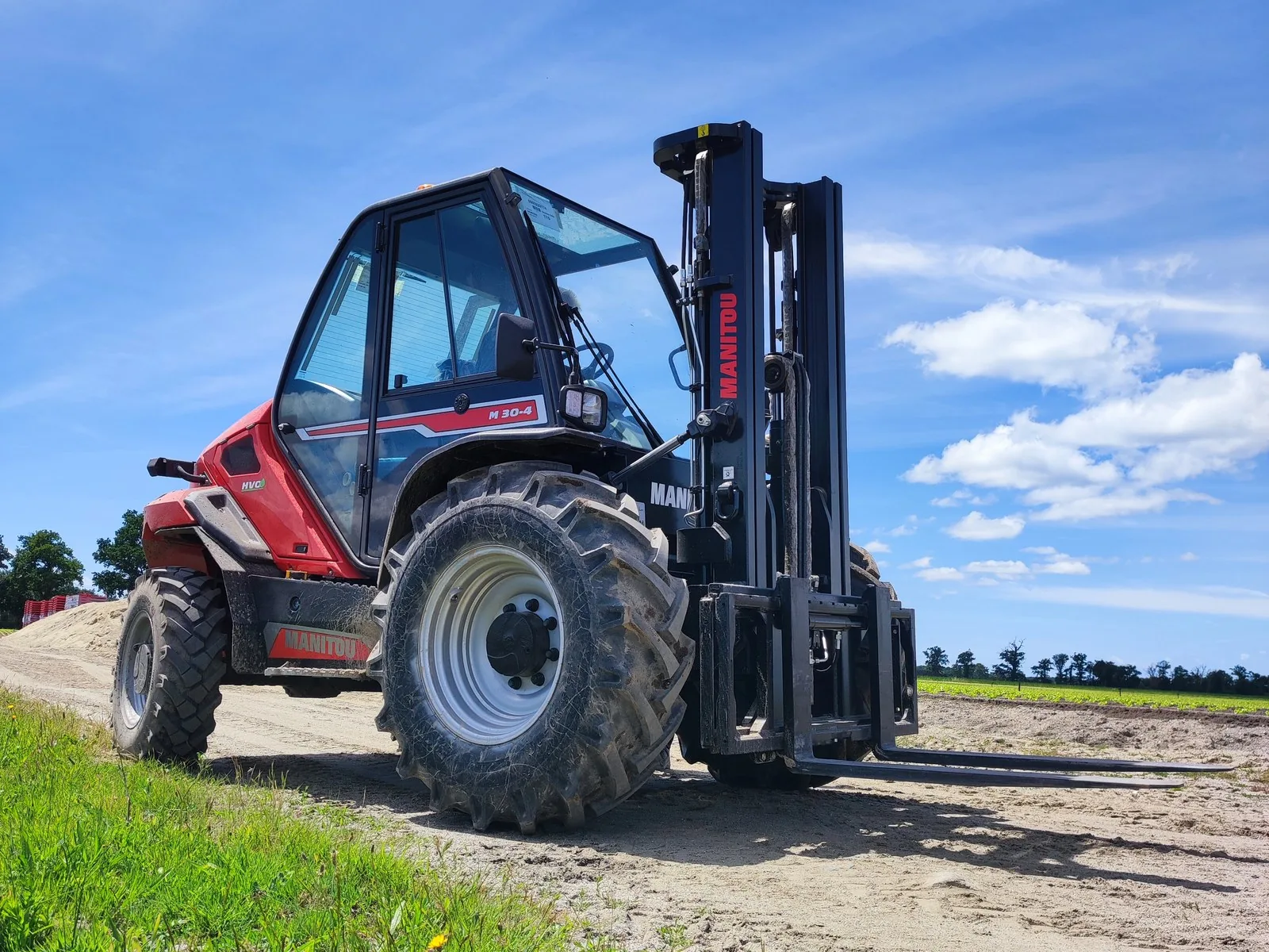 Manitou-Geländestapler M 30-4 auf einem Feldweg