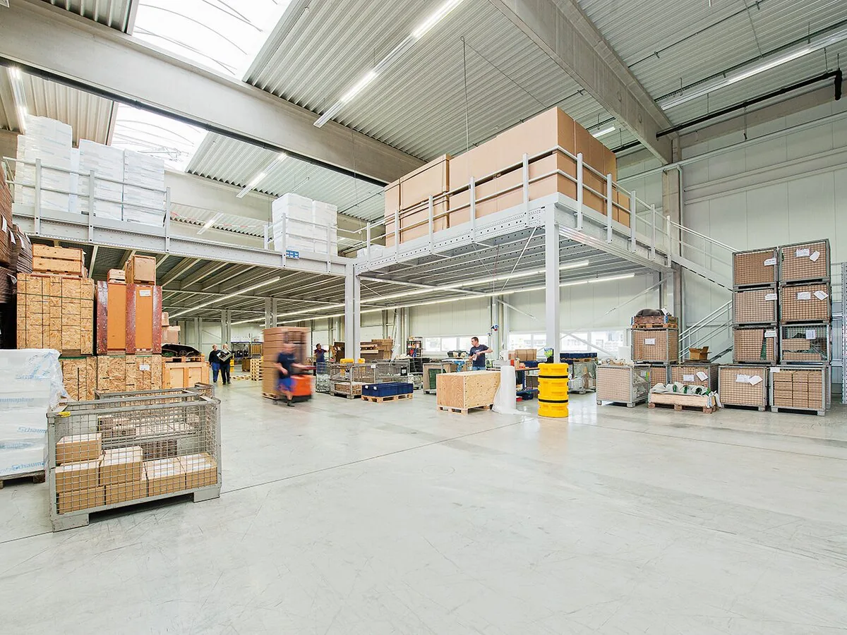 Lagerbühne von Schulte im Einsatz in einer Halle