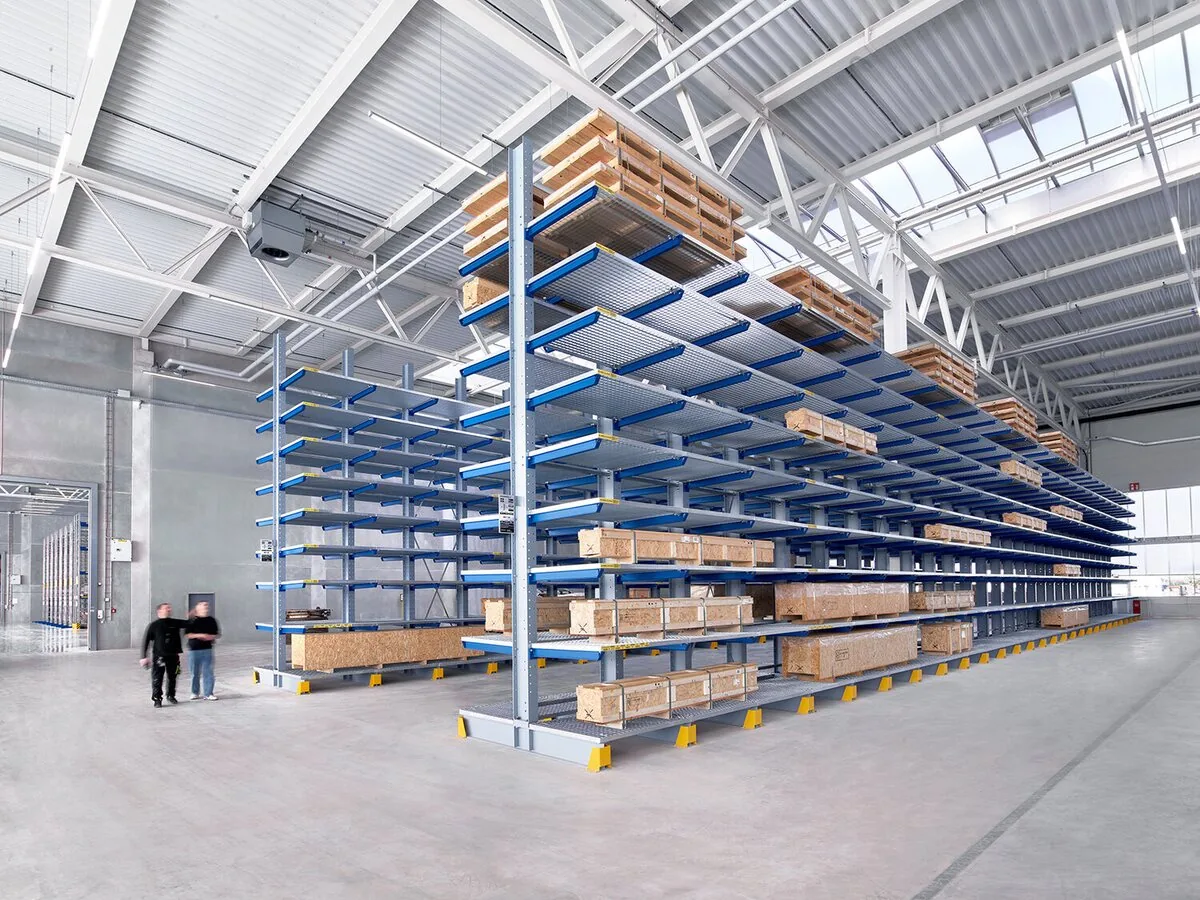 Kragarmregale von Schulte mit Holzkisten in einer Halle
