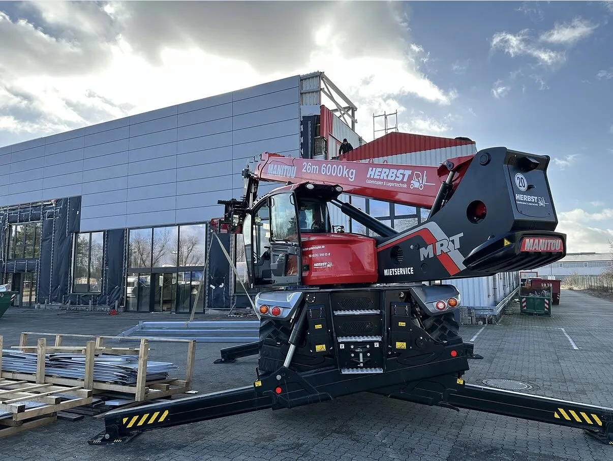 Drehbarer Manitou-Teleskoplader MRT 2660 aus dem HERBST-Mietservice an einem Neubau, zur Miete