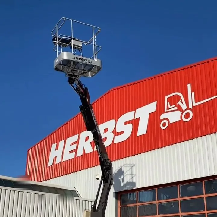 Manitou-Arbeitsbühne aus der HERBST-Mietflotte vor der Halle in Braunschweig