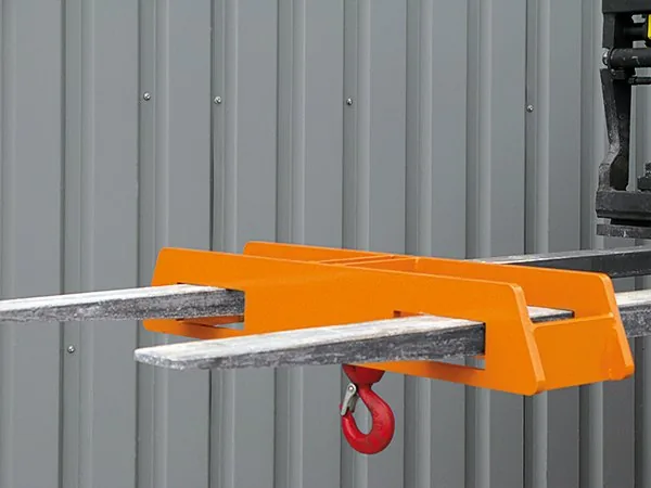 Lasthaken auf den Gabelzinken eines Staplers