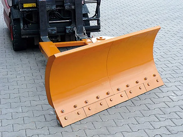 Schneeschieber an einem Gabelstapler