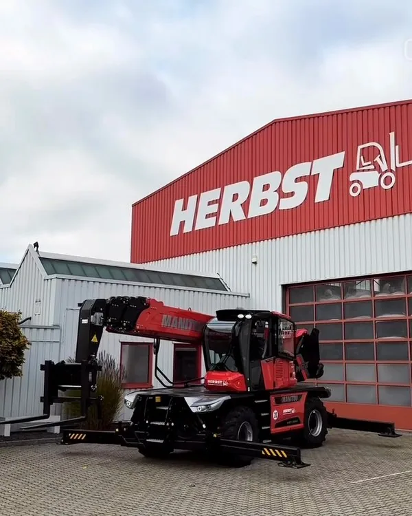 Manitou-Teleskopstapler aus der HERBST-Mietflotte vor der Halle in Braunschweig