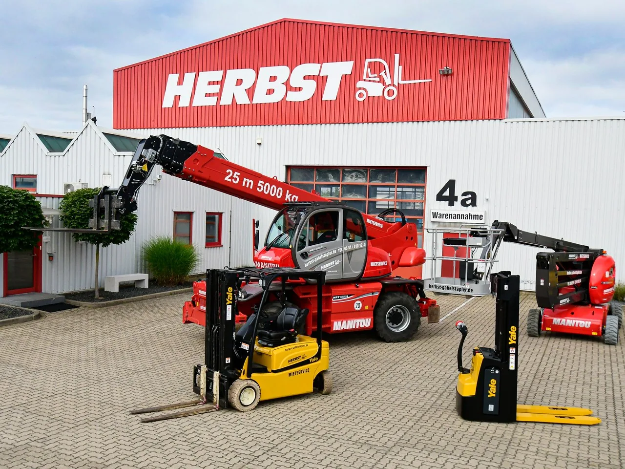 Stapler, Teleskoplader, Hochhubwagen und Arbeitsbühne von HERBST vor der Halle in Braunschweig